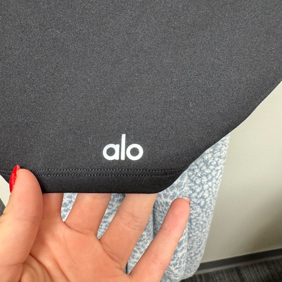 ALO CROPPED BLACK TOP - Picture 2 of 3